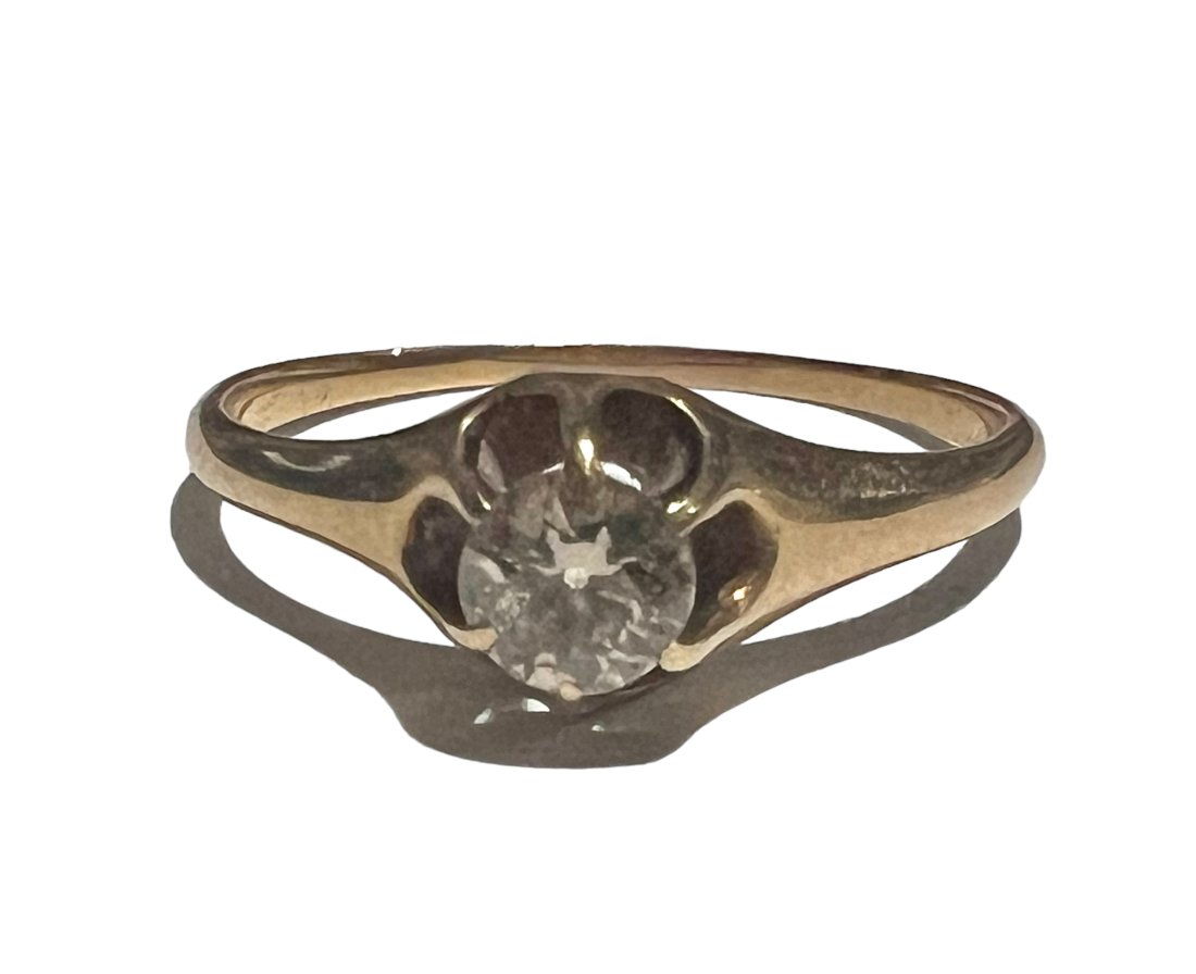 Vintage 14K Gold and Diamond Ring: Vintage 14K Gold and Diamond Ring. Size 6.5. It weighs 1.6g.