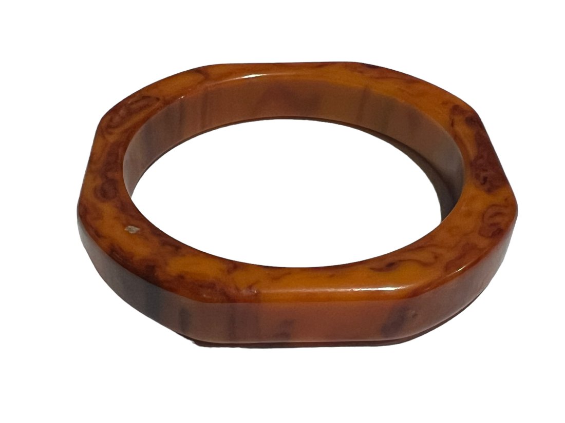 Vintage Bakelite Bracelet Cool Shape: Vintage Bakelite Bracelet Cool Shape. It is .25 inches wide and has a 2.5 inch opening.