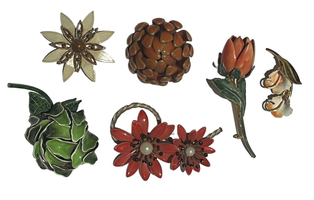 Lot of 6 Vintage 1960s-1970s Enamel Flower Pins Sandor Judy Lee: Lot of 6 Vintage 1960s-1970s Enamel Flower Pins. Includes 1 Sandor and 1 Judy Lee. Various sizes.