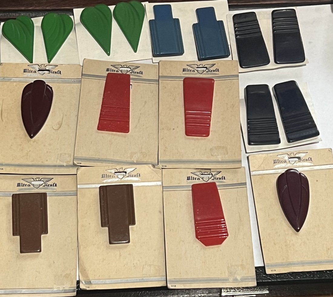 New Old Stock Large Lot of Art Deco Ultra Kraft Early Plastic Fur Clips: New Old Stock Large Lot of Art Deco Ultra Kraft Early Plastic Fur Clips. 7 Individual clips on their original cards and 5 loose pairs. Each measures approximately 1.75 inch long.