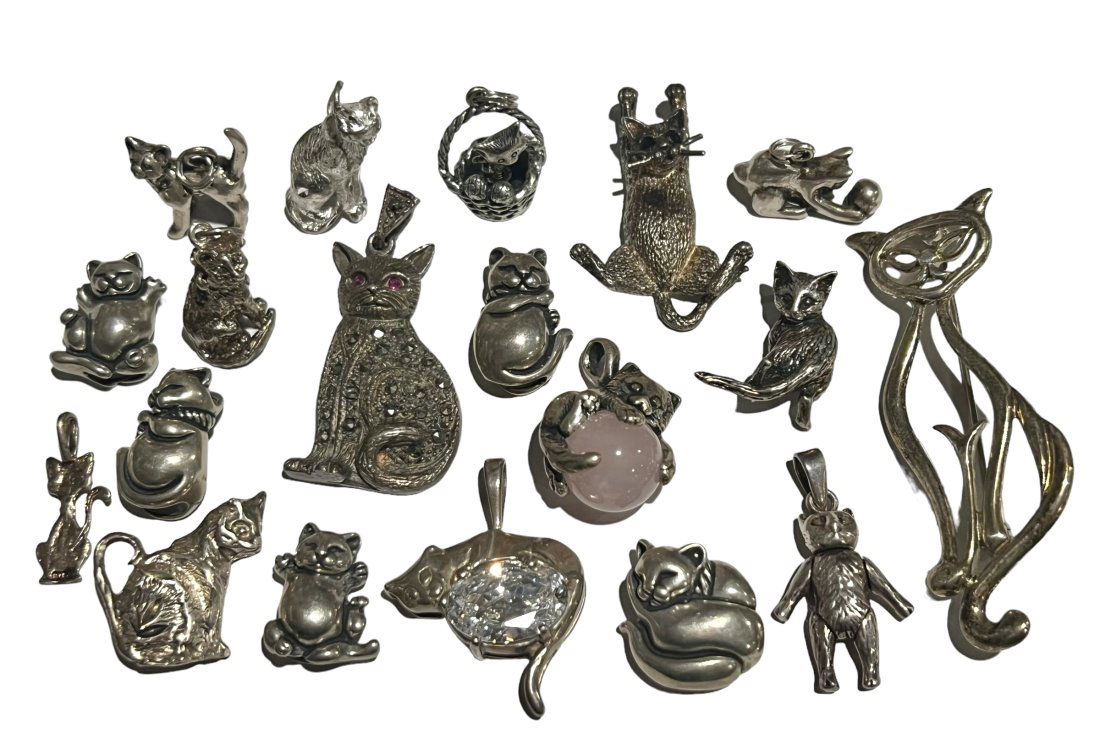 Lot of 19 Sterling Silver Cat Pendants Charms 82.1 Grams (1 of 15)