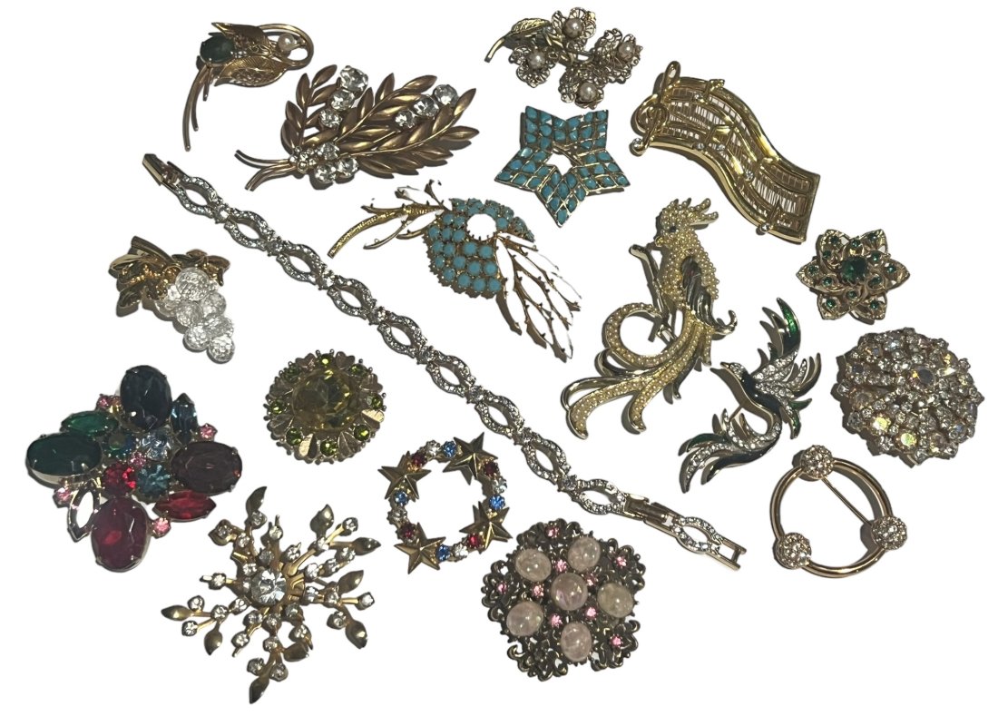 Lot of Vintage Rhinestone Costume Jewelry 18 Pieces: Lot of Vintage Rhinestone Costume Jewelry. 18 Pieces. Lot includes 17 brooches and 1 bracelet. Shipping- In addition to LiveShip, Live Auctioneers Shipping), we also offer flat rate Priority shipping 