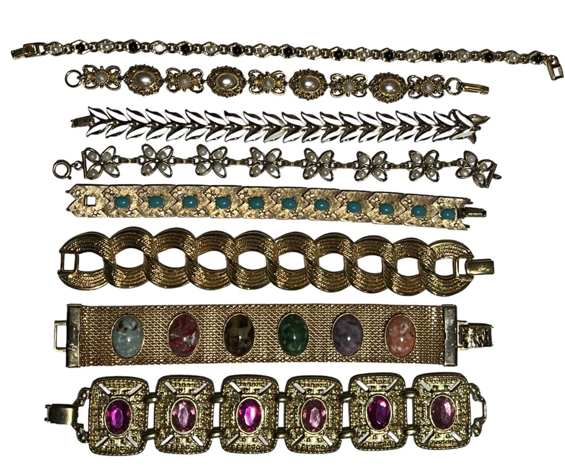 Vintage Costume Jewelry Lot Consisting of 8 Gold Tone Bracelets: Vintage Costume Jewelry Lot Consisting of 8 Gold Tone Bracelets. Shipping- In addition to LiveShip, (Live Auctioneers Shipping), we also offer flat rate Priority shipping through the USPS. We will com