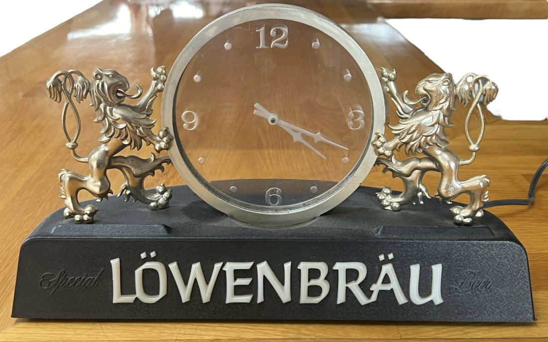 Vintage Lowenbrau Beer Advertising Clock: Vintage Lowenbrau Beer Advertising Clock.