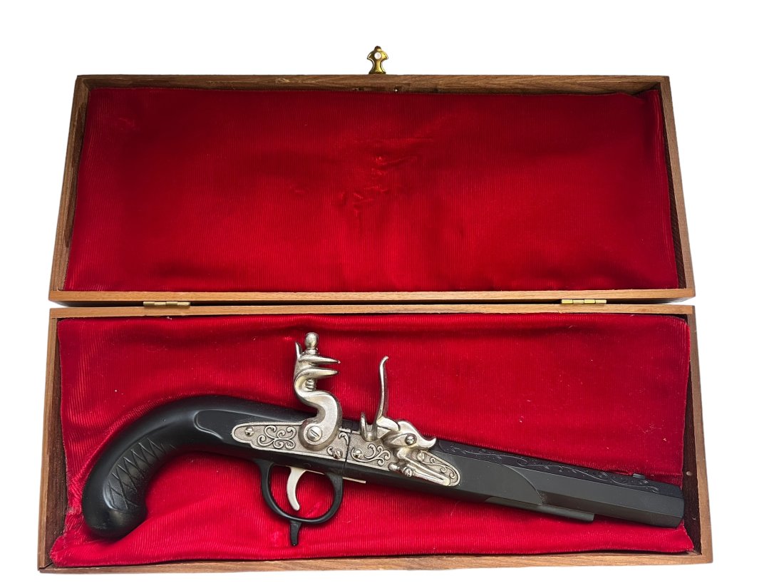 Novelty Gun Cigarette Lighter: Novelty Gun Cigarette Lighter.