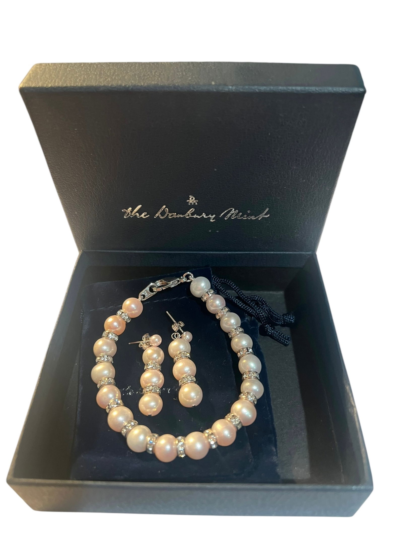 Danbury Mint Pearl Bracelet and Earring Set in Box: Danbury Mint Pearl Bracelet and Earring Set in Box.