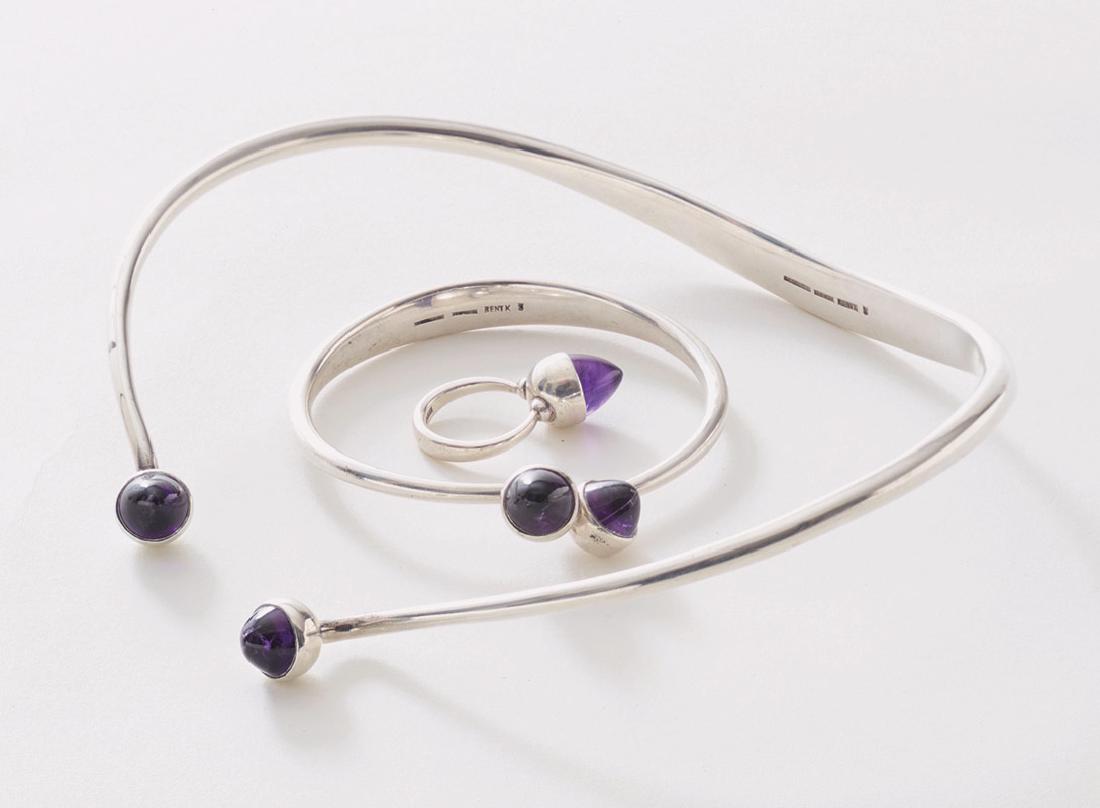 Bent Knudsen, Daenemark, Halsreif, Armreif und Ring: 1970er Jahre, Silber, Amethyste. Offener Halsreif. Armreif mit verschlungenen Enden. An den Reifenden und auf dem Ring knospenartiges Element mit konisch geschliffenem Amethyst. Halsreif: 15 x 14,5 cm