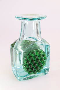 Frantisek Vizner, Škrdlovice, Vase: um 1970, Farbloses, partiell türkisfarben überfangenes Glas, grüne Applikationen. Vierseitig abgeflachte Form. Vorder- und Rückseitig annähernd kreisförmige Aufschmelzungen mit kugel