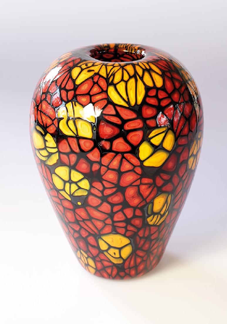 Vittorio Ferro, Murano, Vase: 1999, Mehrtonig orangefarbenes, mehrtonig rotes und schwarzes Glas, farblos Ã¼berfangen und rÃ¶tlich unterfangen. Dekor aus blÃ¼tenartigen, aus Murinnen zusammengesetzten Elementen. Ovoide Form.