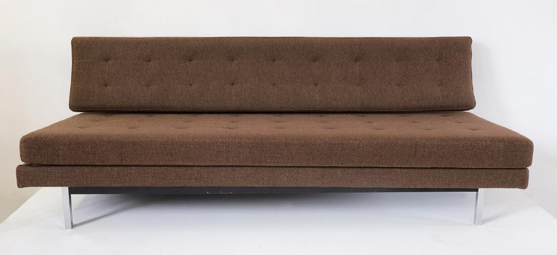 Richard Schultz, Knoll International: Entwurf 1958, Metall, verchromt. Sitz-/ LiegeflÃ¤che und RÃ¼ckenlehne gepolstert und mit dunkelbraunem Wollbezug. 70 x 200 x 80 cm.