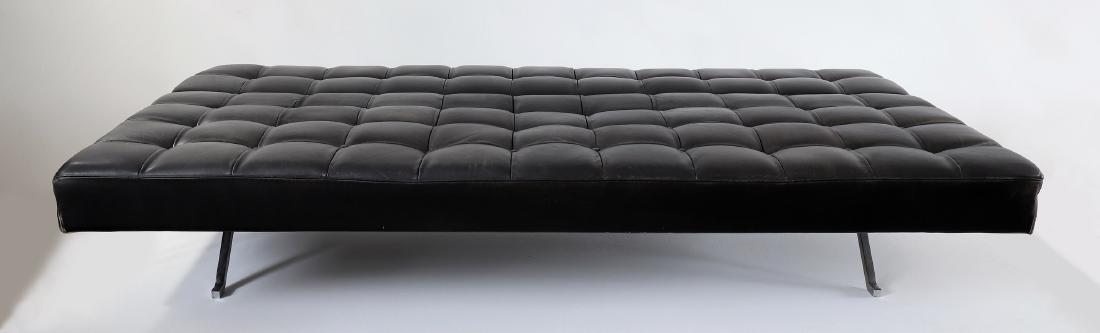 Johannes Spalt, Wittmann, Sofa Constanze: Entwurf: 1961, Untergestell und Klappmechanismus aus Edelstahl. Gepolsterte Auflage mit Bezug aus schwarzem Leder. Kapitonierung in Quadrateinteilung und mit lederbezogenen PolsterknÃ¶pfen. RÃ¼cke