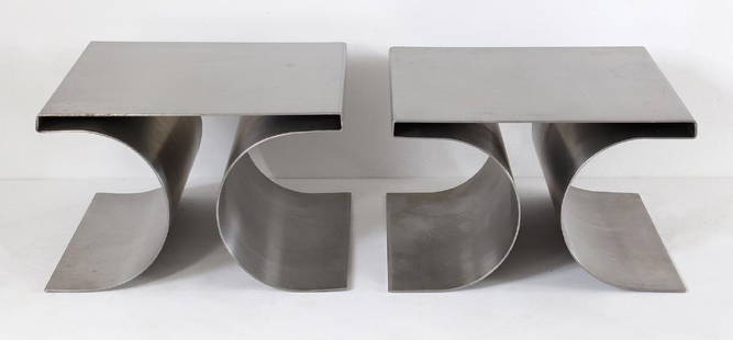 Michel Boyer, Rouve, Paar Hocker X: 1968, Edelstahl, gebogen. 32 x 50 x 50 cm.