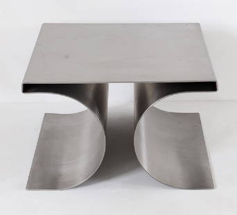 Michel Boyer, Rouve, Hocker X: 1968, Edelstahl, gebogen. 32 x 50 x 50 cm.