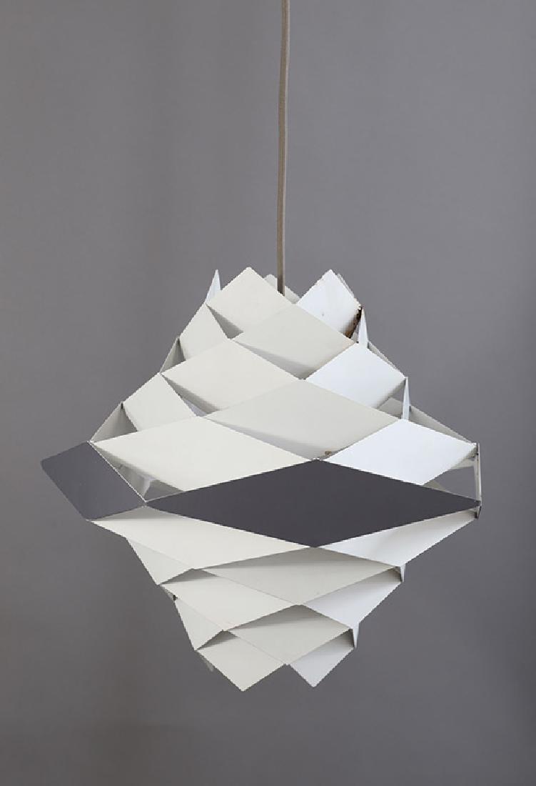 Preben Dahl, Hans FÃ¸lsgaard A/S, HÃ¤ngeleuchte: Enwurf 1960er Jahre, Metall, weiÃŸ und dunkelgrau lackiert. Rautenartige Elemente, in verschiedenen Schichten Ã¼bereinander angeordnet. Ca. 36 x 40 x 40 cm.