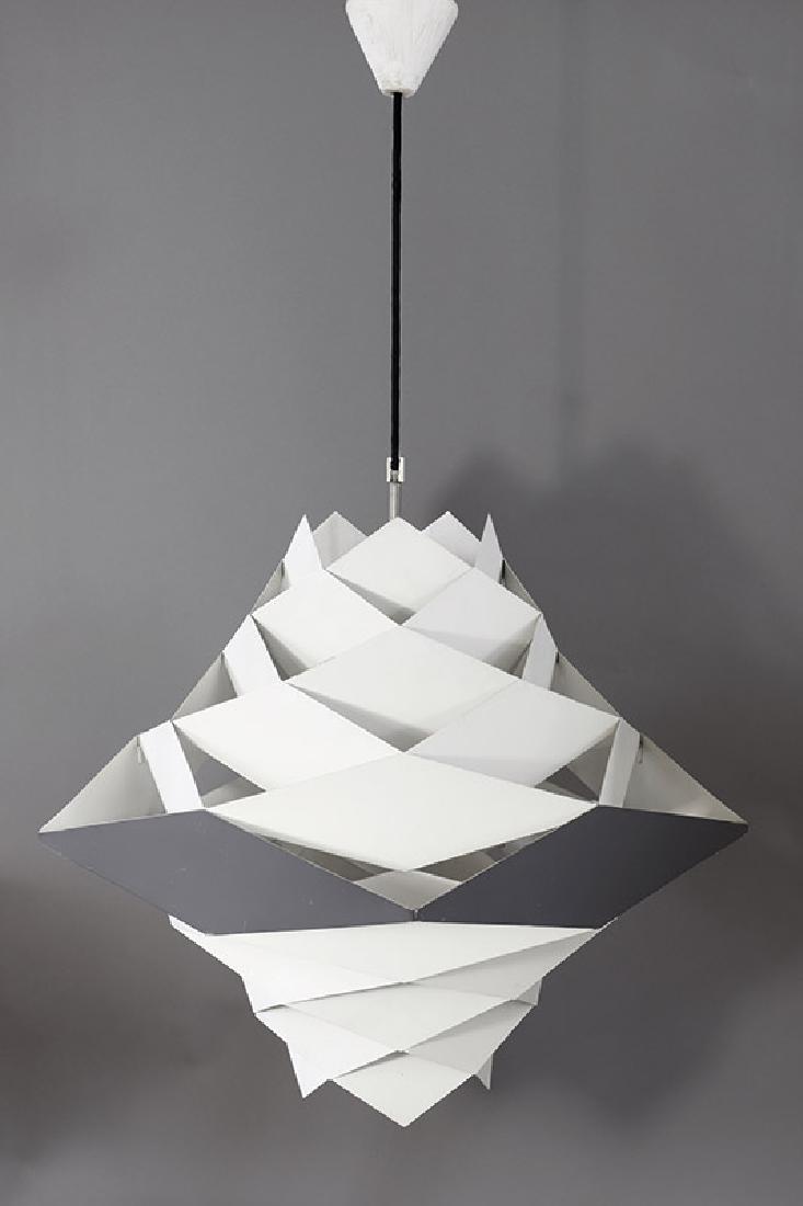 Preben Dahl, Hans FÃ¸lsgaard A/S, GroÃŸe HÃ¤ngeleuchte: Entwurf 1960er, Metall, weiÃŸ und dunkelgrau beschichtet. Rautenartige Elemente, in verschiedenen Schichten Ã¼bereinander angeordnet. Ca. 55 x 50 x 50