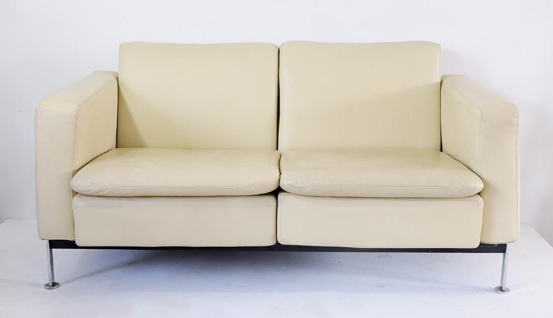 Robert Haussmann, de Sede, Zweisitzer Sofa RH302: Entwurf 1954-56, Flachstahl, cremefarbenes Leder. 84 x 160 x 90 cm.