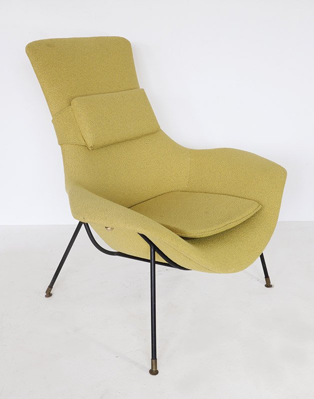 Augusto Bozzi, Fratelli Saporiti, Sessel: Entwurf 1950er Jahre, Metall, schwarz lackiert, Messing, Polsterung erneuert mit gelbem Wollstoff. 100 x 95 x 100. Rueckseitig am Gestell bezeichnet: Etikett mit Firmenlogo und Zusatz Modello Brevetta