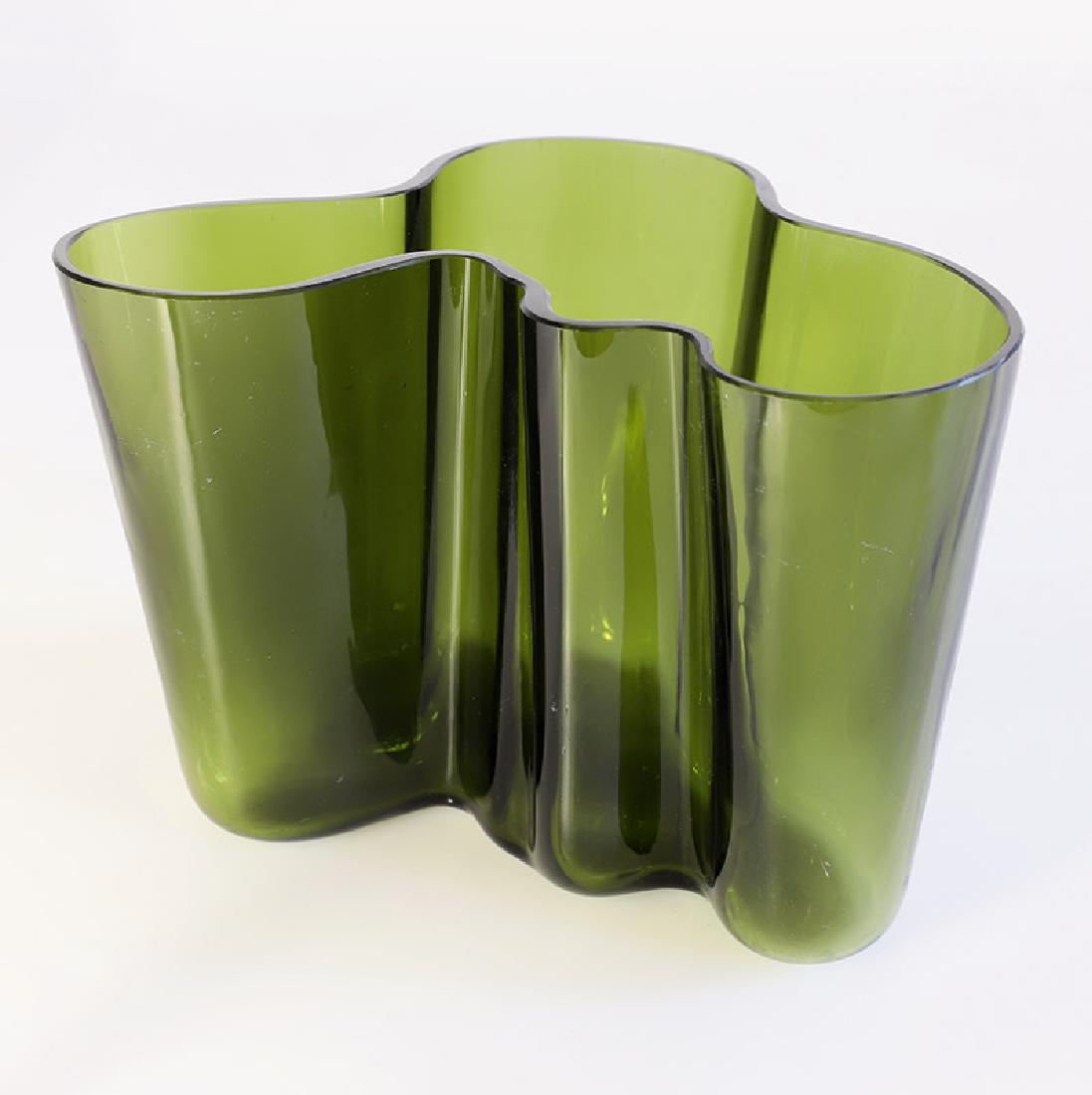 Vase Savoy Alvar Aalto: Olive glass. 15,3 x 21 x 17,5 cm. Marked on the bottom: ALVAR AALTO 3030 (scratched)., Designed 1936, made in the 1950s