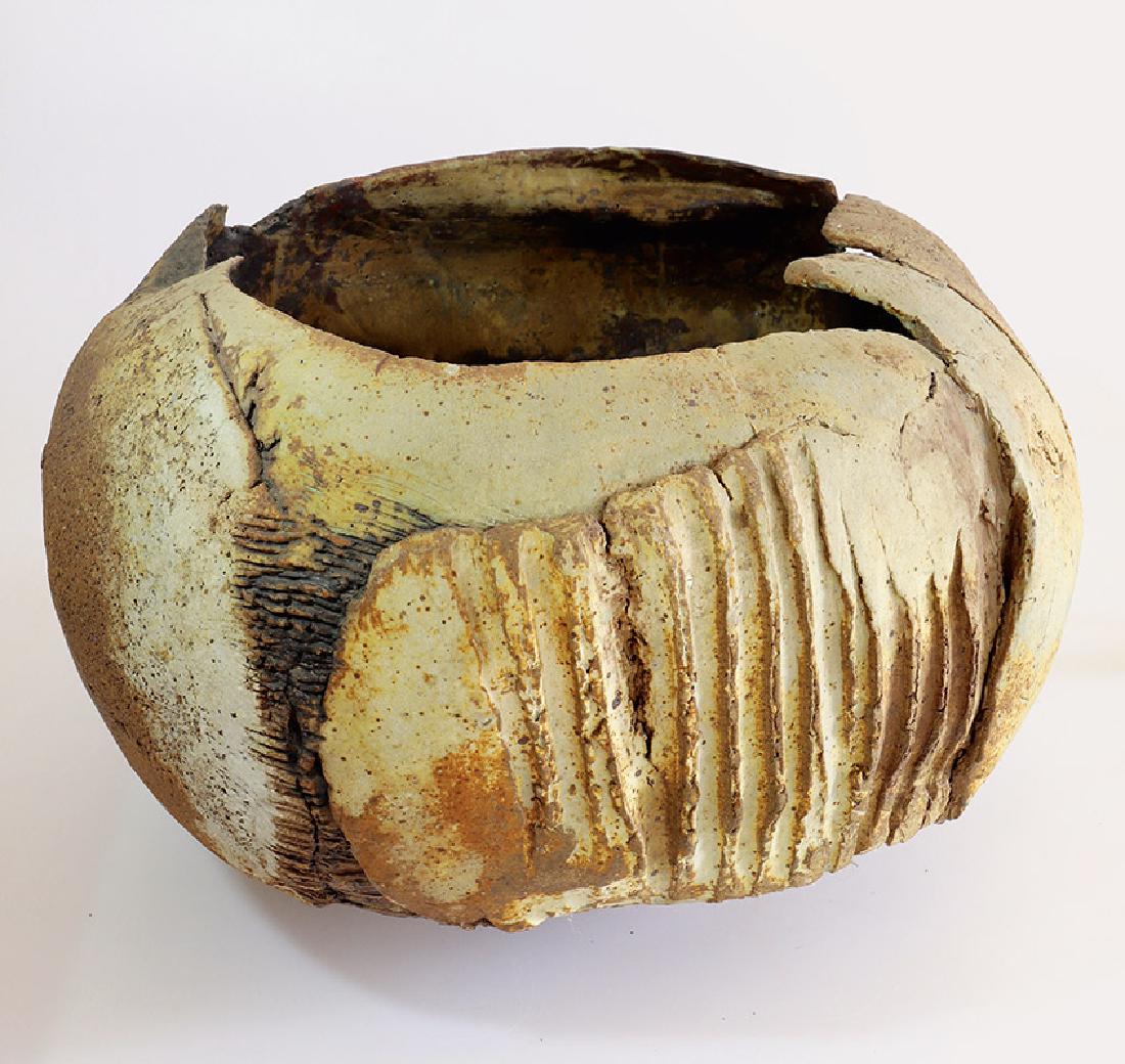 Ruth Duckworth, Monumental bowl: Ceramics. Stoneware, multi-toned earthy brown. Partly netlike or combed structures. Made of several overlapping clay surfaces built vessel. 33 x 51 x 57 cm. Marked on the bottom: R72 (painted brown).,