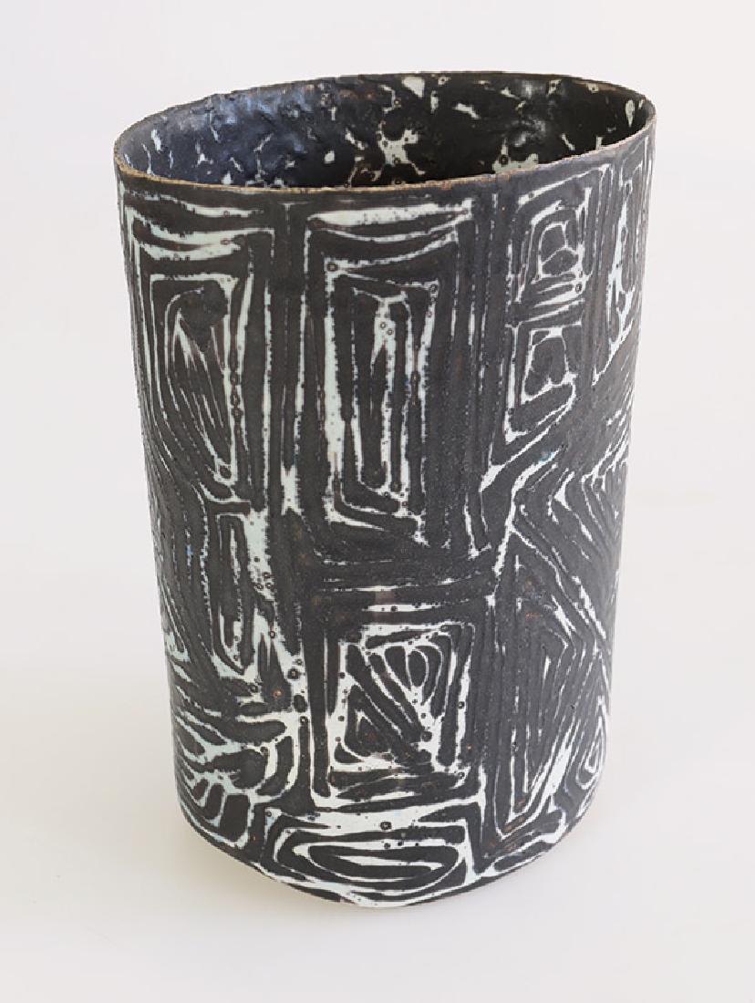 Peter Fraser Beard, Vase: Ceramics. Stoneware. Black and white textured glaze. H. 23.5 cm. Marked on the bottom: PFB (stamp). Provenance: acquired in 1991 in the Kunstkammer KÃ¶ster. Documented on an archive sheet of the Kun