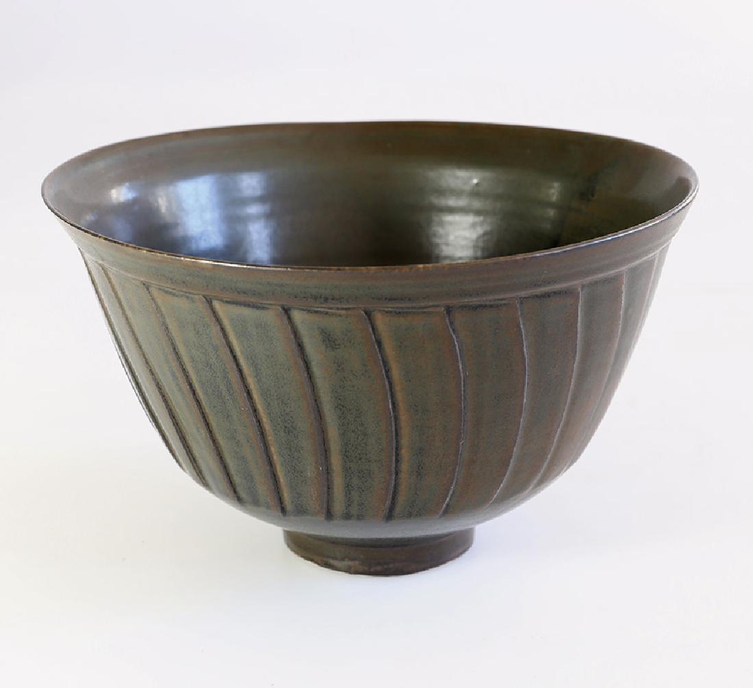 David Andrew Leach, Big Bowl: Porcelain, brown-black glazed. Ribbed decor. H. 12 cm, D. 20.5 cm. Marked: L with cross and LD (stamp).