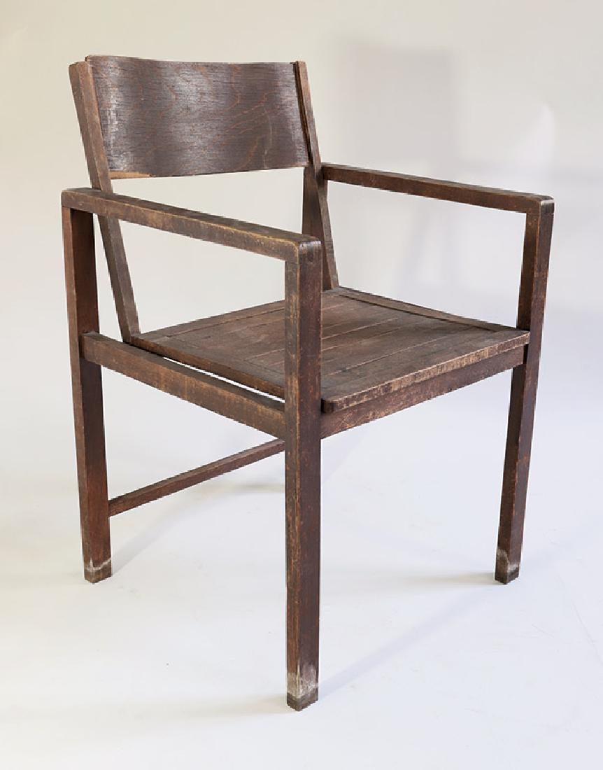 Typen-Armlehnstuhl armchair Erich Dieckmann: Beech, dark stained, slat seat surface, convex curved backrest. 80 x 53 x 48 cm., Design 1926