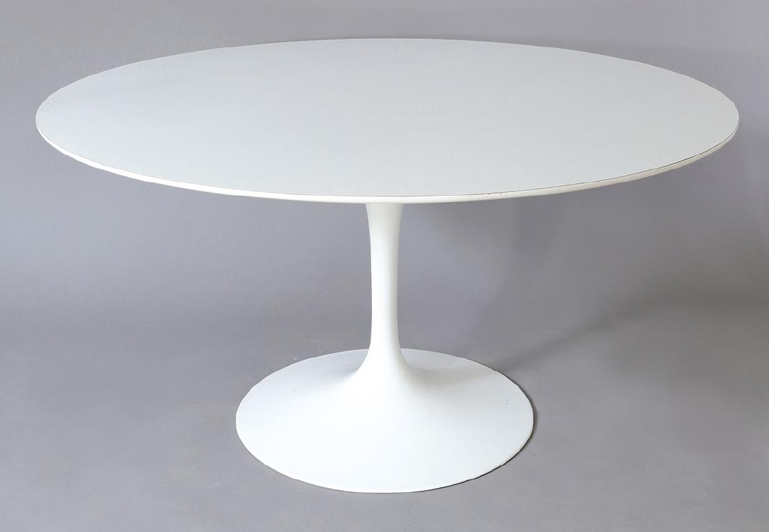 Table Tulip Mod. 164 Saarinen, Knoll International: Cast aluminum foot, painted white, table top with white laminate. H. 72 cm, D. 135 cm. Under the foot designated: Knoll International., Design 1956