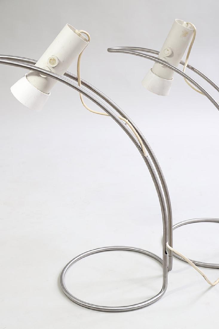 2 table lamps Stringline, Knud Holscher, Nordisk Solar,: Metal tube, white painted metal and white plastic. H. 60 cm., Design 1977, Literature: Hans Wichmann, Kunst die sich nÃ¼tzlich macht, MÃ¼nchen 1990, S. 240.