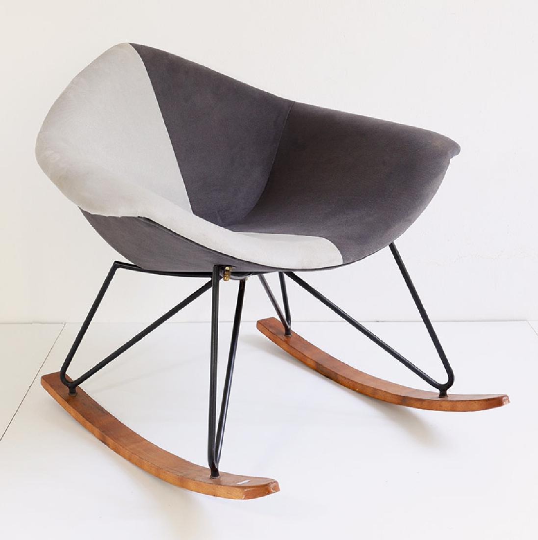 Rocking chair Augusto Bozzi, Fratelli Saporiti: Metal, painted black, wood. Upholstered shell with fabric cover in light gray and gray. 74 x 84 x 80 cm.