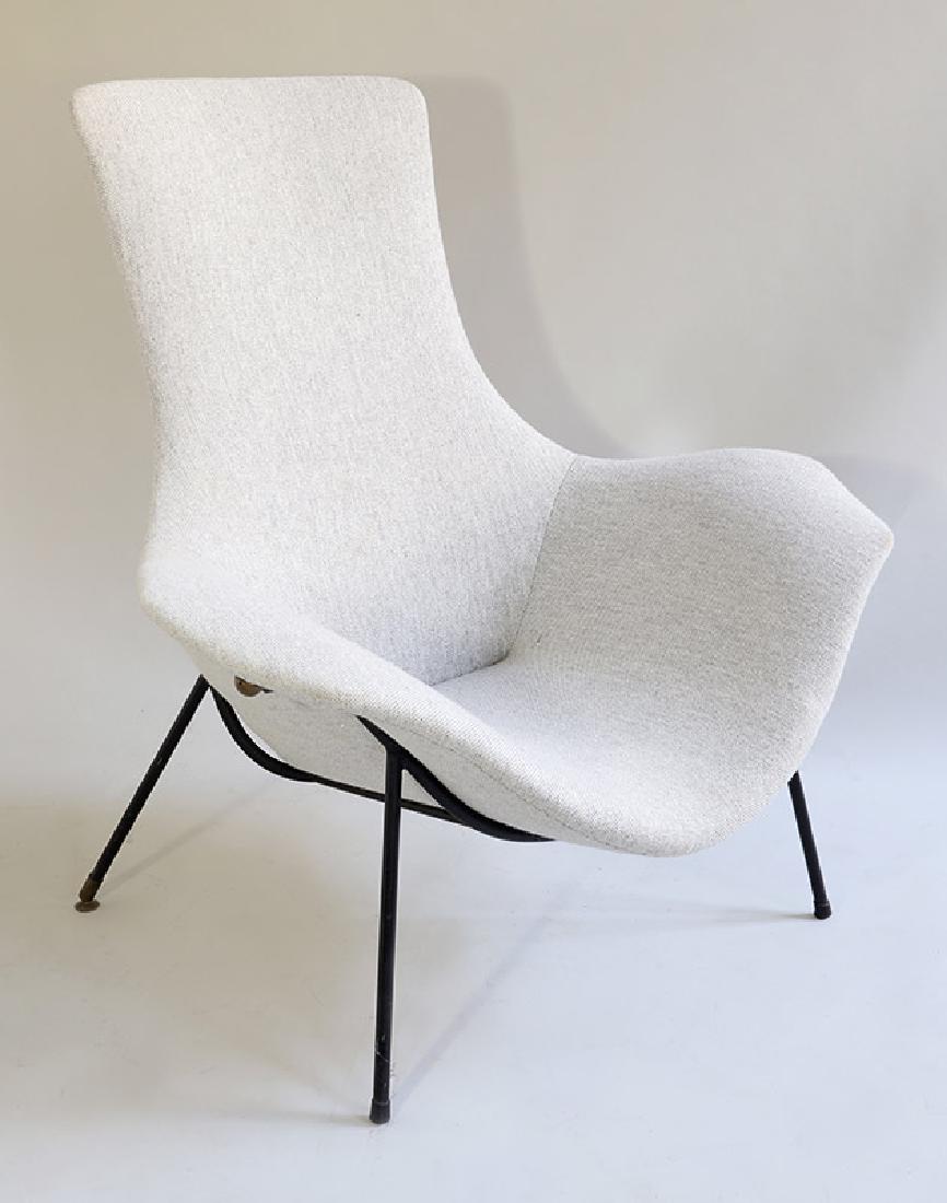 Armchair Augusto Bozzi, Fratelli Saporiti: Base in black lacquered metal with brass feet, upholstered, light wool upholstery. 99 x 94 x 86 cm. On the underside remains of the company labels: Fratelli Saporiti Besnate Italia, and with manufactu