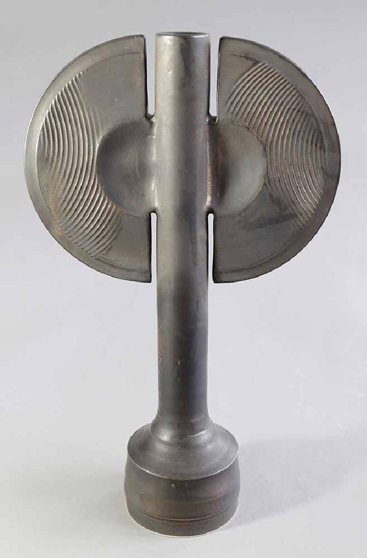 Colin Pearson, Vase with wings, porcelain,: Vase. Porcelain / porcelain stoneware. Matt bronze glazed, partially metallic shimmering. High cylindrical shape with two semicircular disc wings. Cylindrical stand. H. 29.2 cm, W. 18 cm, D. 7.2 cm. M
