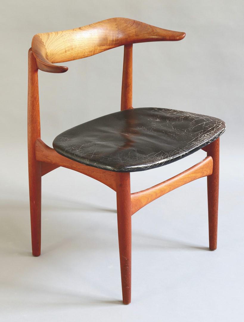 Knud Faerch, Slagelse Møbelværk, Chair Model Cow: Chair model Cow Horn. Design 1950 / 60s. Organic backrest and frame in teak, seat in black leather. 73 x 55 x 47 cm. Labeled.