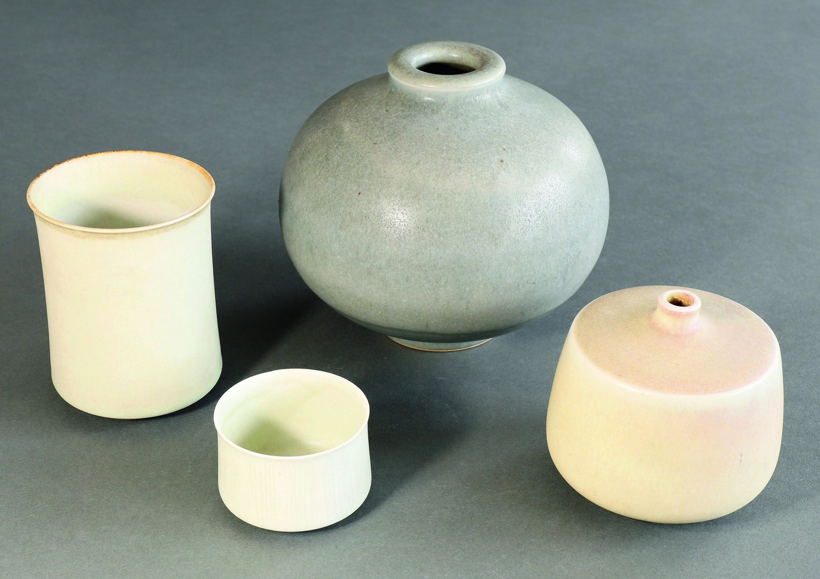 Ursula Scheid, 4 Vases: Ursula Scheid, 4 vases. 1967, 1973, 1974, 1979. Porcelain. Matt glazes in blue-gray, white with stripes, greenish and brownish-red shaded white. Partial craquelure. Different shapes. H. 12.4-3.7 cm. A