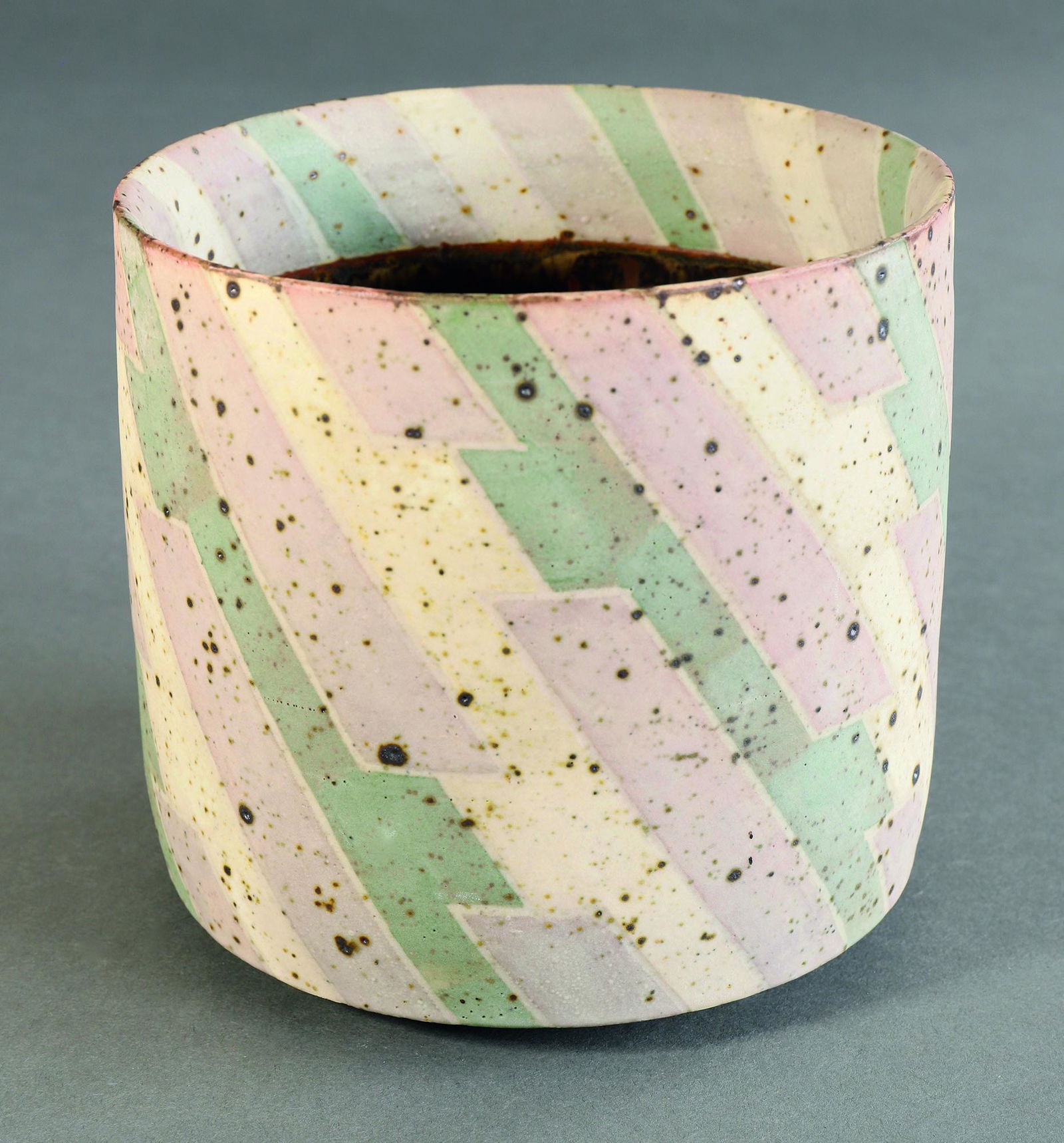 Ursula Scheid, Vase: Ursula Scheid, Vase. 1999. Porcelain stoneware. Matte glaze. Geometric décor in light green, rose and gray beige, partially speckled with brown. H. 14 cm, D. 14.5 cm. Marked on the bottom with