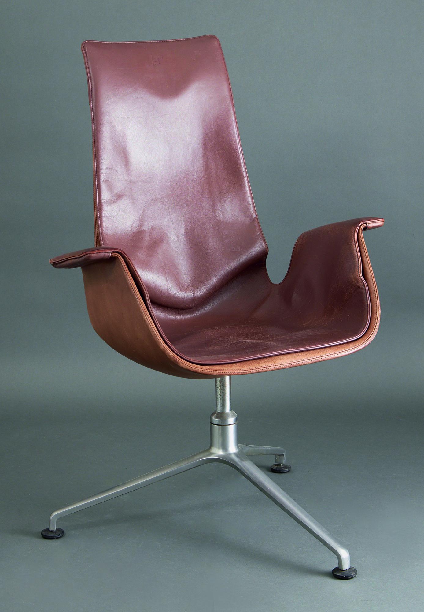 J.Kastholm & P.Fabricius, Kill Int., Chair Tulip FK: Jørgen Kastholm & Preben Fabricius, Kill International, Tripod Chair Model Tulip FK 6725. Design 1964. Fiberglass shell, brown leather, metal, turnable. 107 x 72 x 72 cm., Literature: Kill Inte