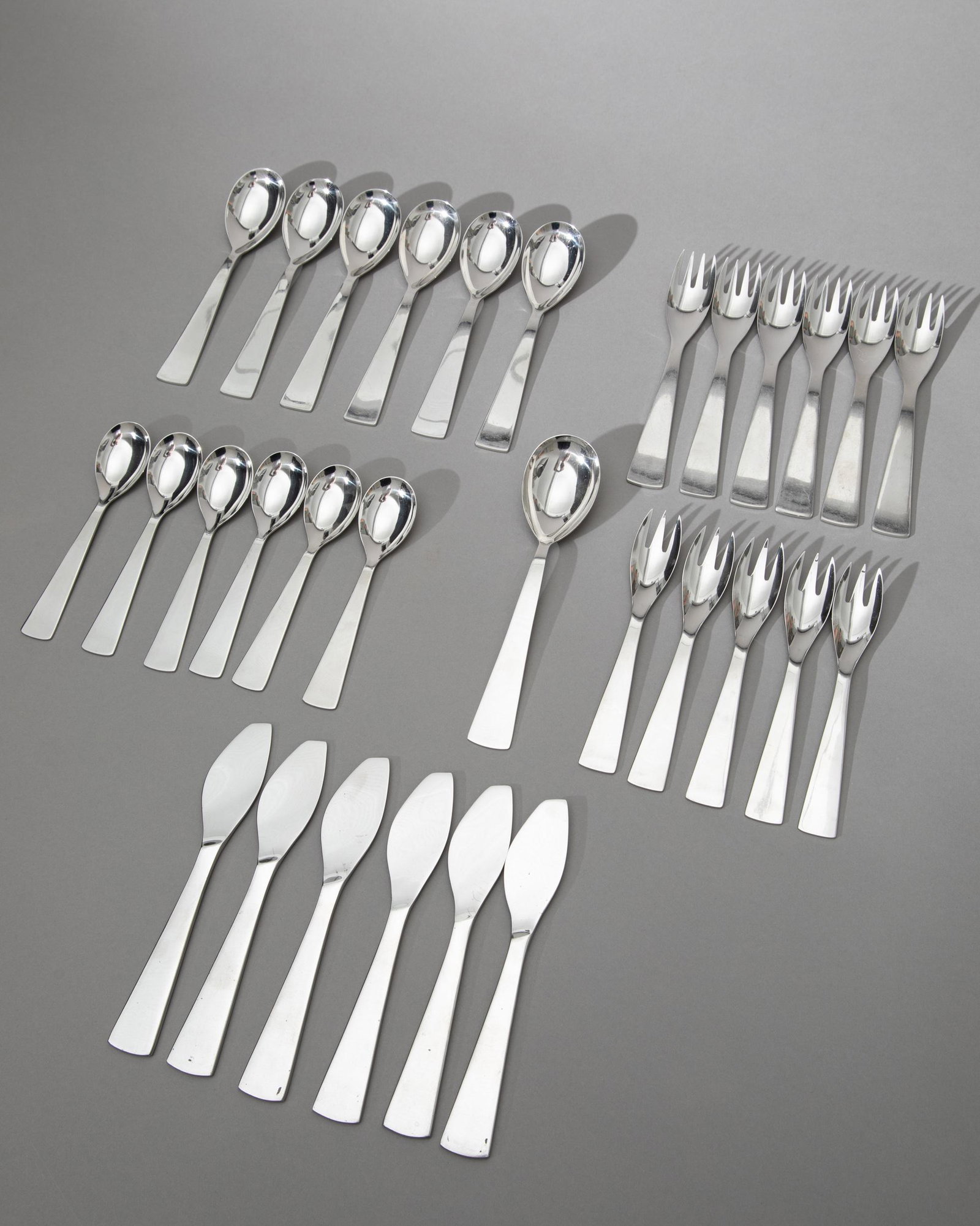 Gio Ponti Artur Krupp Cutlery / Flatware Conca 30: Giò Ponti, Artur Krupp, Mailand, Cutlery model Conca. 30 pieces. Designed in 1951. Metal. 6 x forks, spoons, knives, 6 x dessert spoons, 5 x dessert forks, 1 x serving spoon. Dimensions knife: