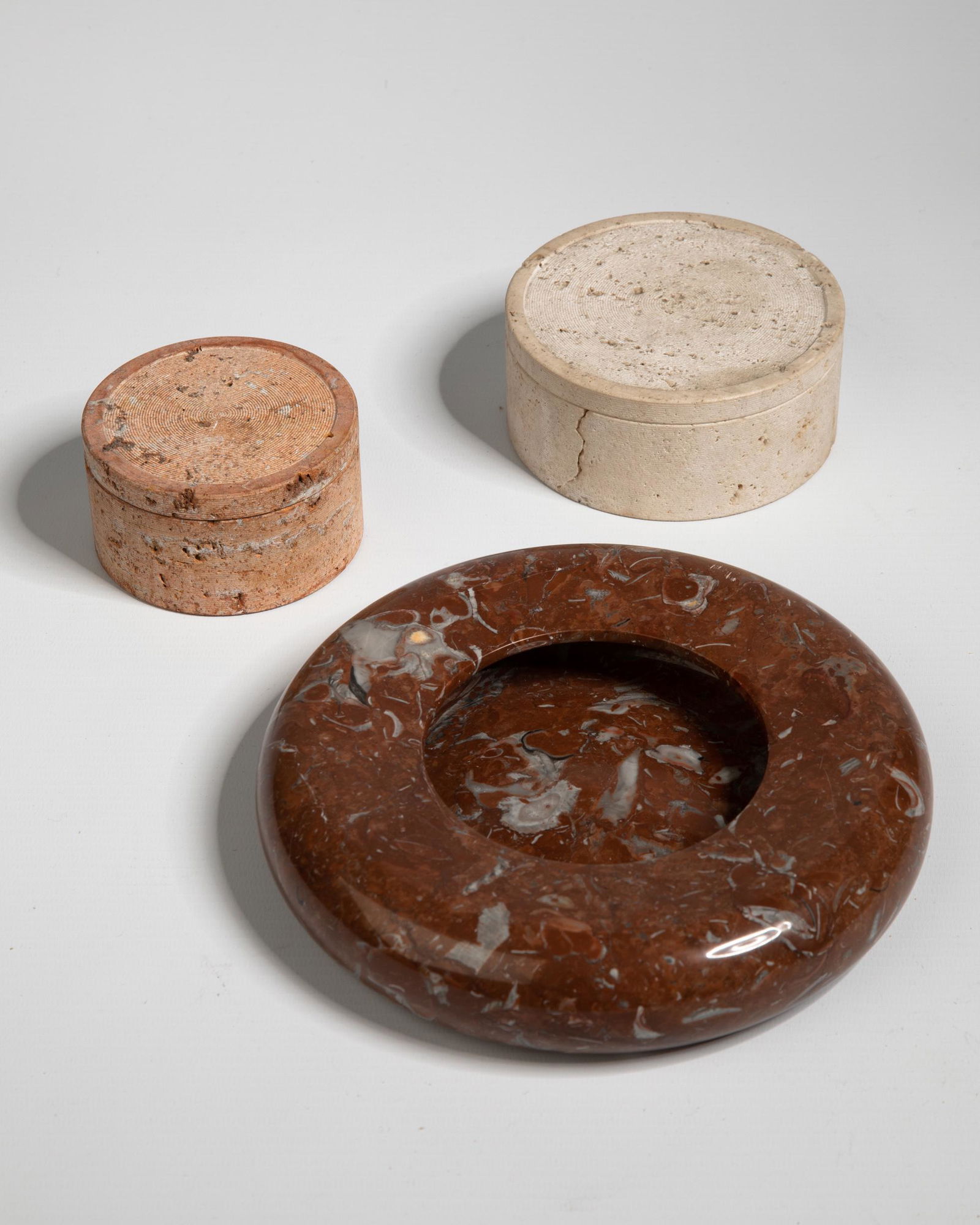 di Rosa & Giusti Up & Up Marble Bowl + 2 Travertin Tins: Egidio di Rosa & Pier Alessandro Giusti, Up & Up, Massa/ Carrara, Bowl + 2 tins. 1970s design. Red marble, travertine. H. 4/5/5 x 20/12/9 cm. All three objects are labeled with a company sticker.