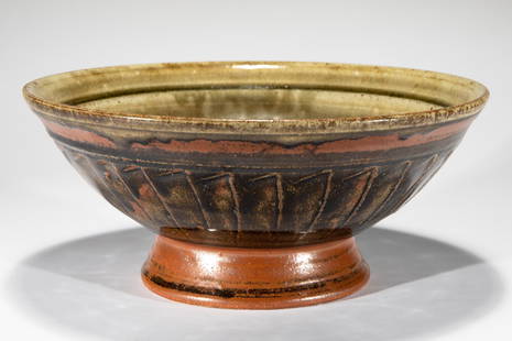 Richard Batterham, Large Footed Bowl: Richard Batterham Large Footed Bowl. Stoneware. Glaze in multi-tone olive, rust brown and dark brown. Faceted wall. H. 12 cm, D. 27.7 cm. Provenance: Acquired on the occasion of the exhibition Vijf ku