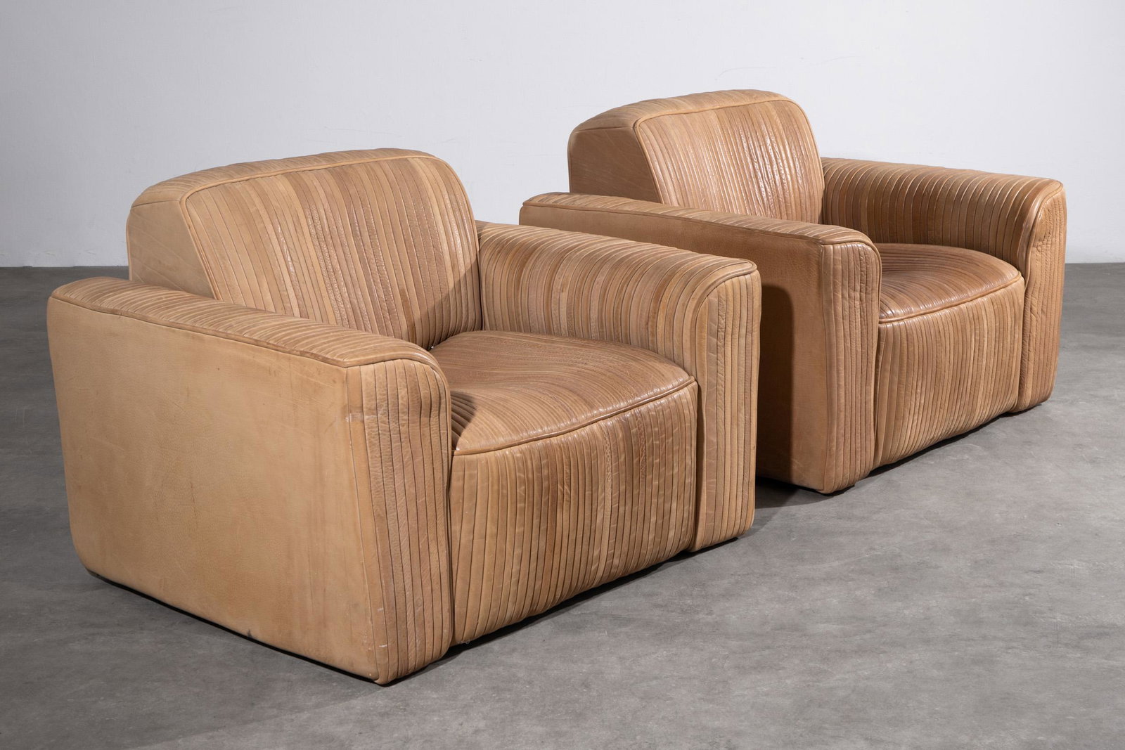 Ernst Lüthy, de Sede, 2 modular lounge chairs: Ernst Lüthy de Sede 2 modular lounge chairs. Designed around 1970. Wooden frame, beige-brown leather. 71 x 102 x 75 cm.