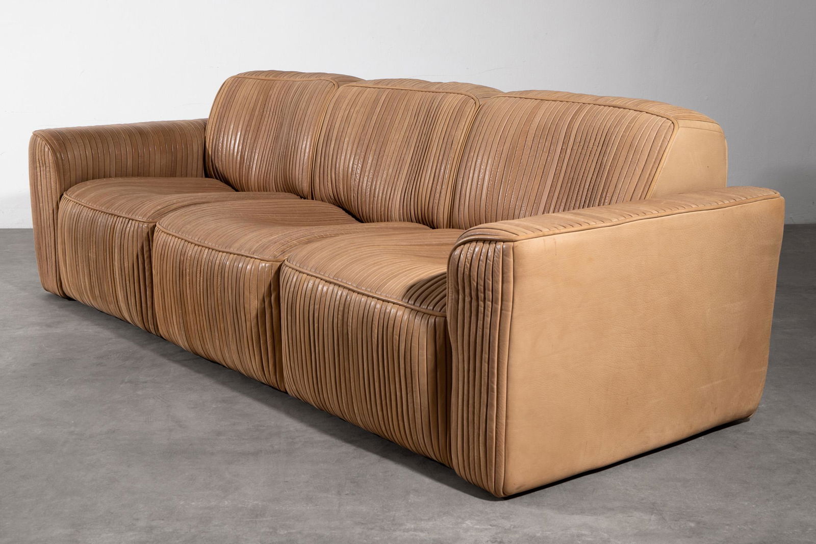 Ernst Lüthy, de Sede, modular 3 seater Lounge Sofa: Ernst Lüthy de Sede Modular 3 seater lounge sofa. Designed around 1970. Wooden frame, beige-brown leather. 71 x 230 x 75 cm.