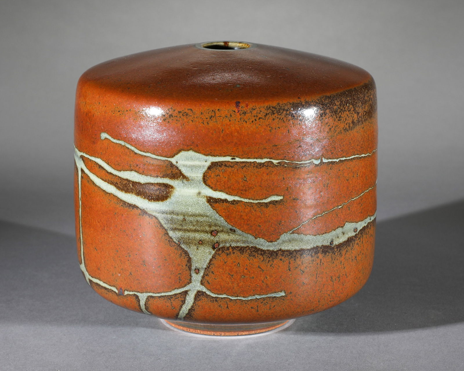 Ursula Scheid, cylindrical Vase, 1975: Ursula Scheid Cylindrical vase, 1975. Stoneware, turned. Red-brown-black Tenmoku glaze with painted and slightly tapered horizontal stripes in mint-olive green. H. 15.5 cm, D. 16.5 cm. Inscribed and d