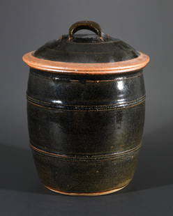 Richard Batterham, bread pot, tenmoku glaze: Richard Batterham Bread pot with lid. Stoneware, dark brown and green Tenmoku glaze. H. 32 cm, D. 23 cm.