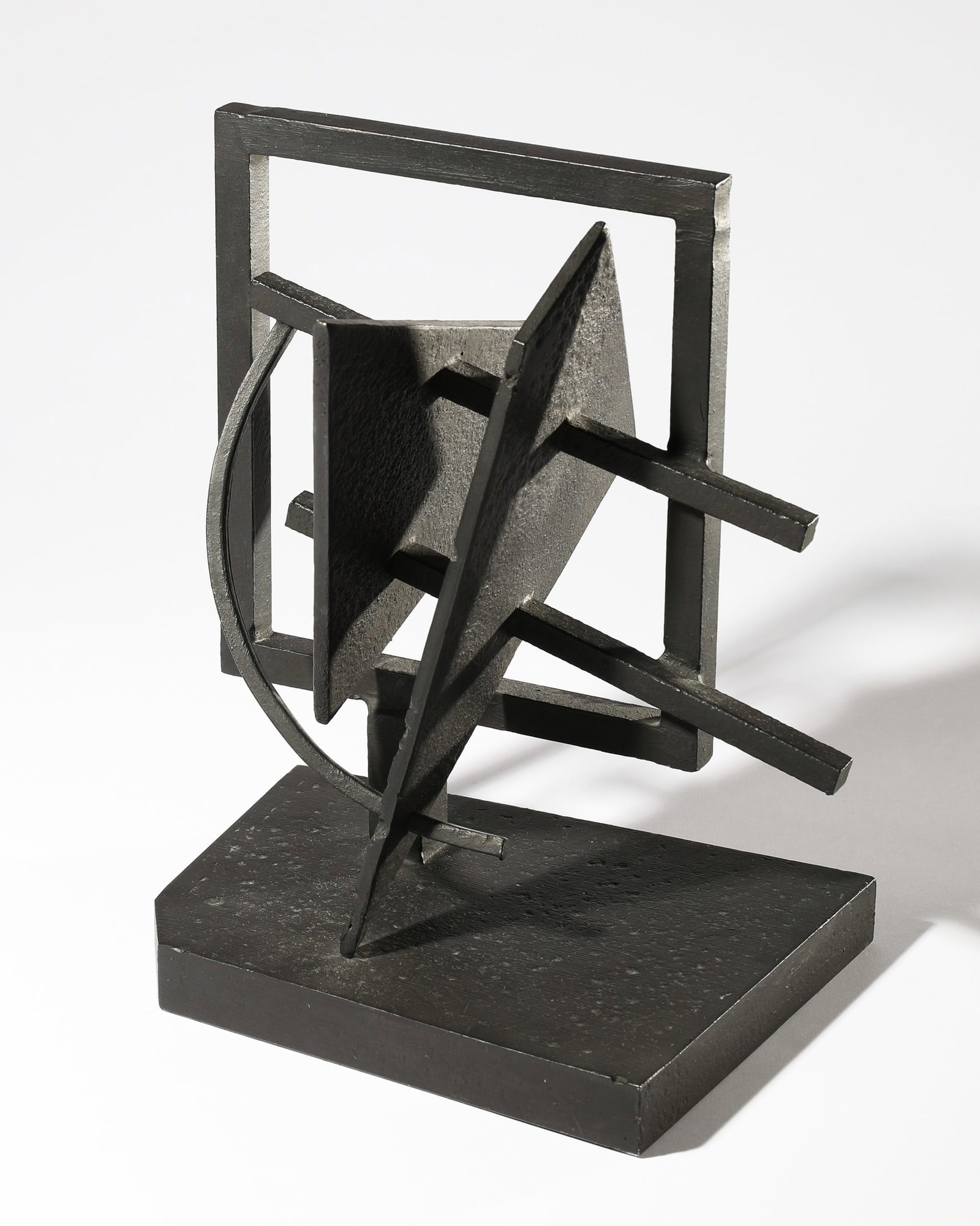 Robert Jacobsen*, Sculpture: Robert Jacobsen*, (1912-1993) Untitled. Iron, painted black. Three-dimensionally arranged shapes, mounted in a standing rectangular frame. 27 x 22.5 x 16 cm. Inscribed on the bottom: RJ.
