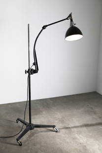 Curt Fischer, Industriewerk Auma, Midgard floor lamp, model 114S: Curt Fischer Industriewerk Auma Ronneberger & Fischer Midgard Doppeltischarm Stehleuchte (double table arm floor lamp) model 114S. Design 1920s. Black lacquered and chromed metal, black and white enam