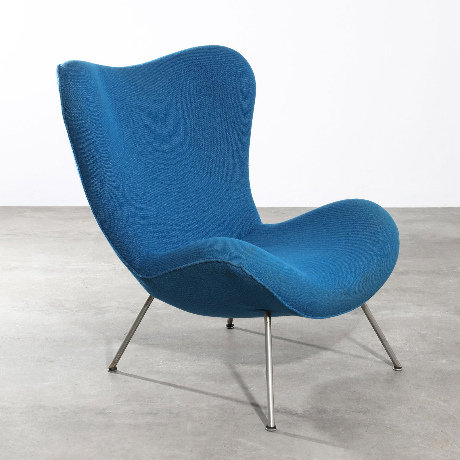 Fritz Neth, Neth Sitzformbau / Correcta, Lounge Chair, model Madame: Fritz Neth Neth Sitzformbau / Correcta Lounge chair, model Madame. Design 1950s. Seat shell with metal frame, blue fabric, tubular steel. 93 x 80 x 93 cm. Literature: R. Bermpohl & H. Winkelmann, Das