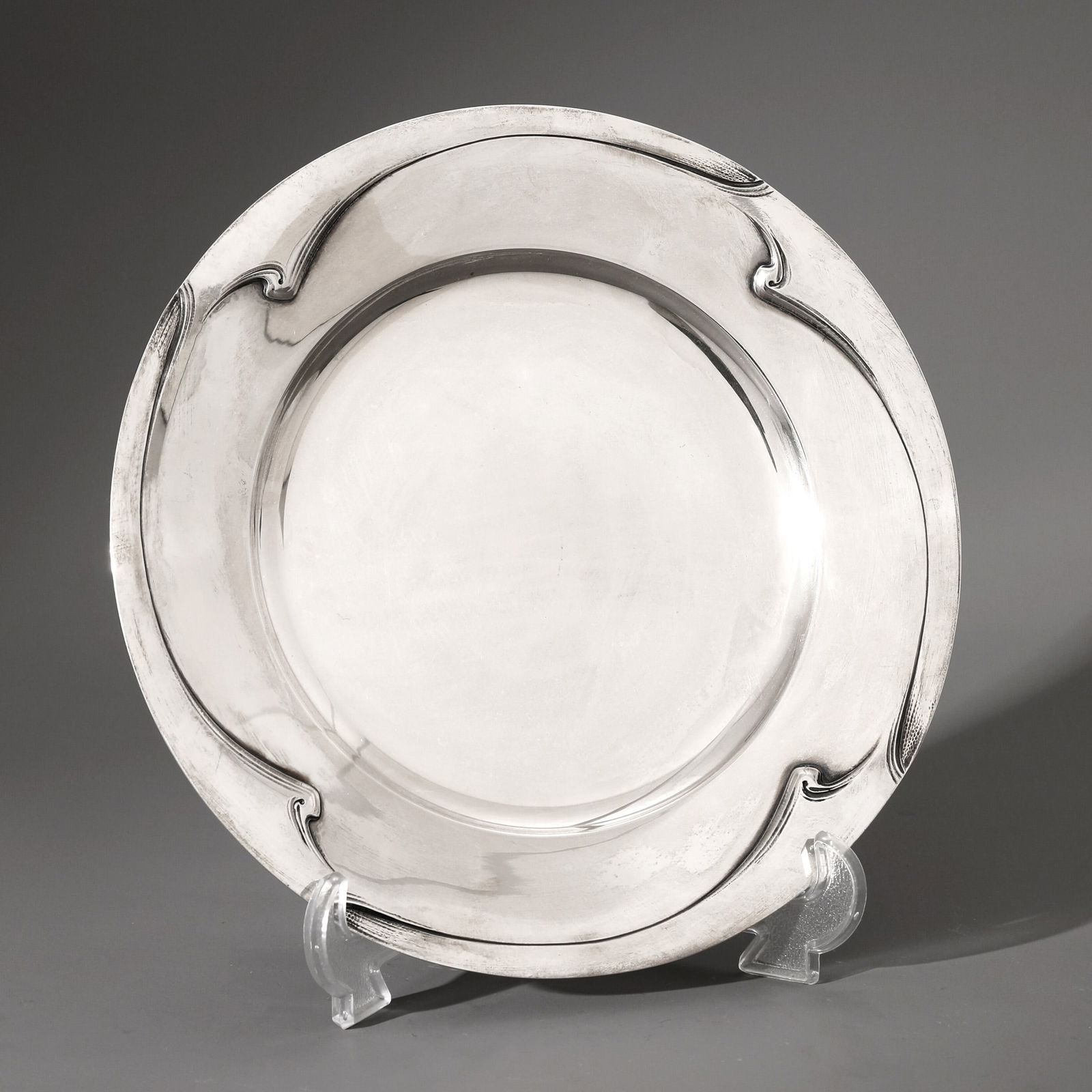 Henry van de Velde, Underplate, 1902/03: Henry van de Velde Henry van de Velde. Very rare Underplate, 1902/1903. Silver, whiplash decoration in relief. Production: Theodor Müller, Weimar or Koch & Bergfeld, Bremen. D. 27.7 cm. Weight: 6