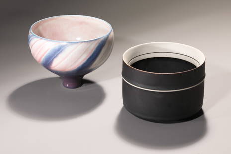 Ursula and Karl Scheid, Two Bowls, 1981 bzw. 1999: Ursula & Karl Scheid Ursula and Karl Scheid, two bowls, 1981 and 1999. Porcelain, glazed blue-pink or anthracite brown. H. 8.5 cm, D. 12 cm or H. 10 cm, D. 13 cm. Each inscribed: Artist's signet, year