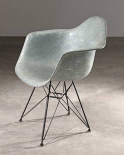 Charles & Ray Eames, Zenith, Armchair, model DAR in Sea Foam Green: Charles & Ray Eames Zenith Armchair, model DAR. Design 1950/51. Fiberglass shell in Sea Foam Green, painted metal, large shockmounts. 78 x 63 x 60 cm. Literature: John & Marilyn Neuhart & Ray Eames, E