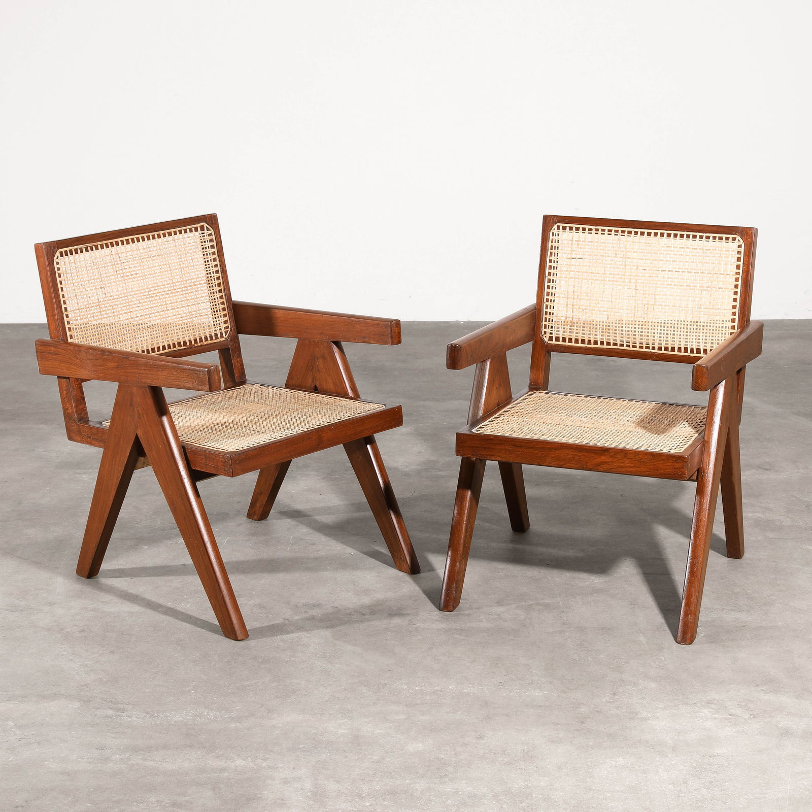 Pierre Jeanneret, 2 Sessel Modell Cane and Teak Wood Easy Armchair aus Chandigarh (1 of 7)