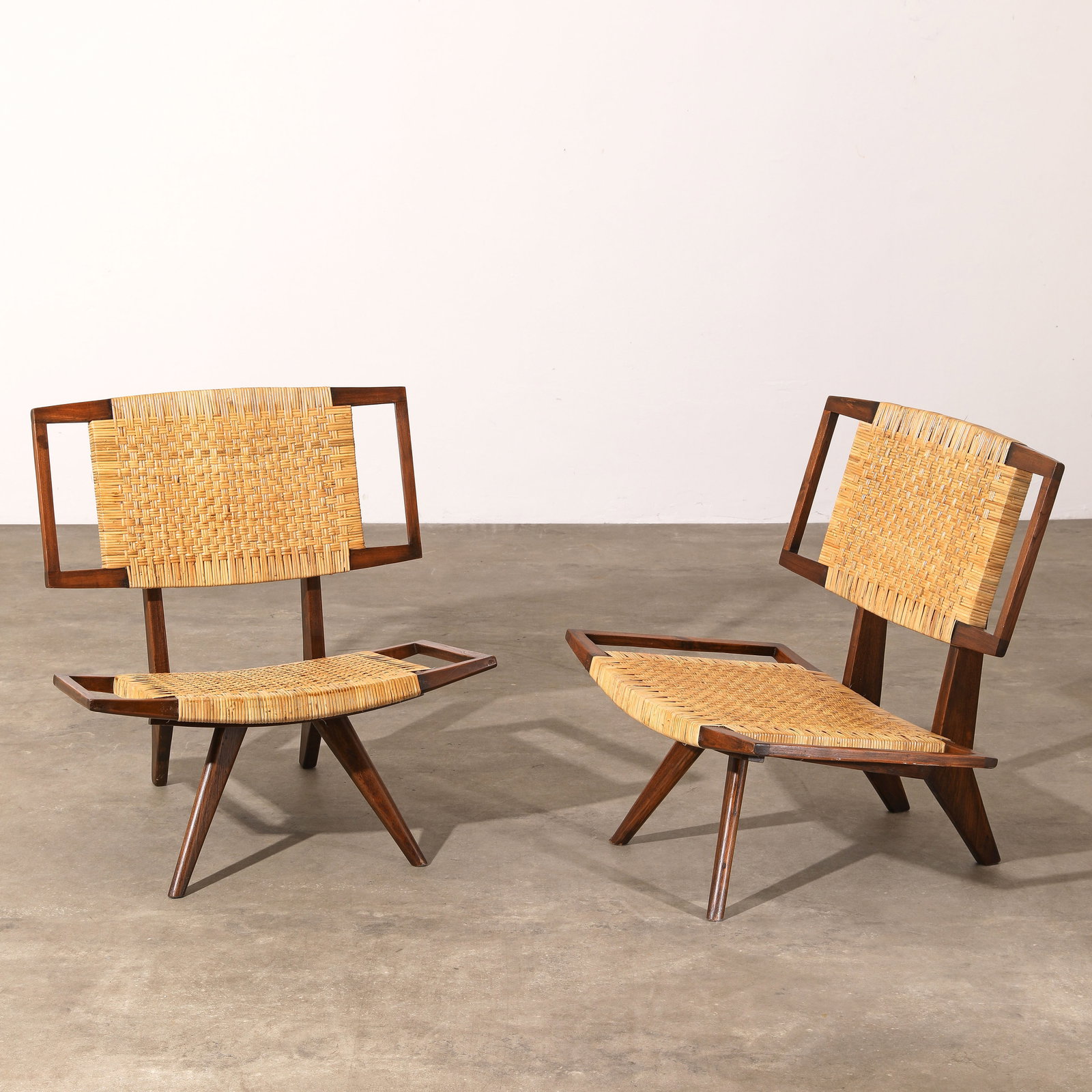 Paul Laszlo, 2 lounge chairs from the 1950s: Paul Laszlo Designed in 1958. Manufactured by Glenn of California. Solid wood, wickerwork. 81 x 74 x 66 cm.